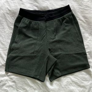 Lululemon At Ease Short 7” inseam Size small